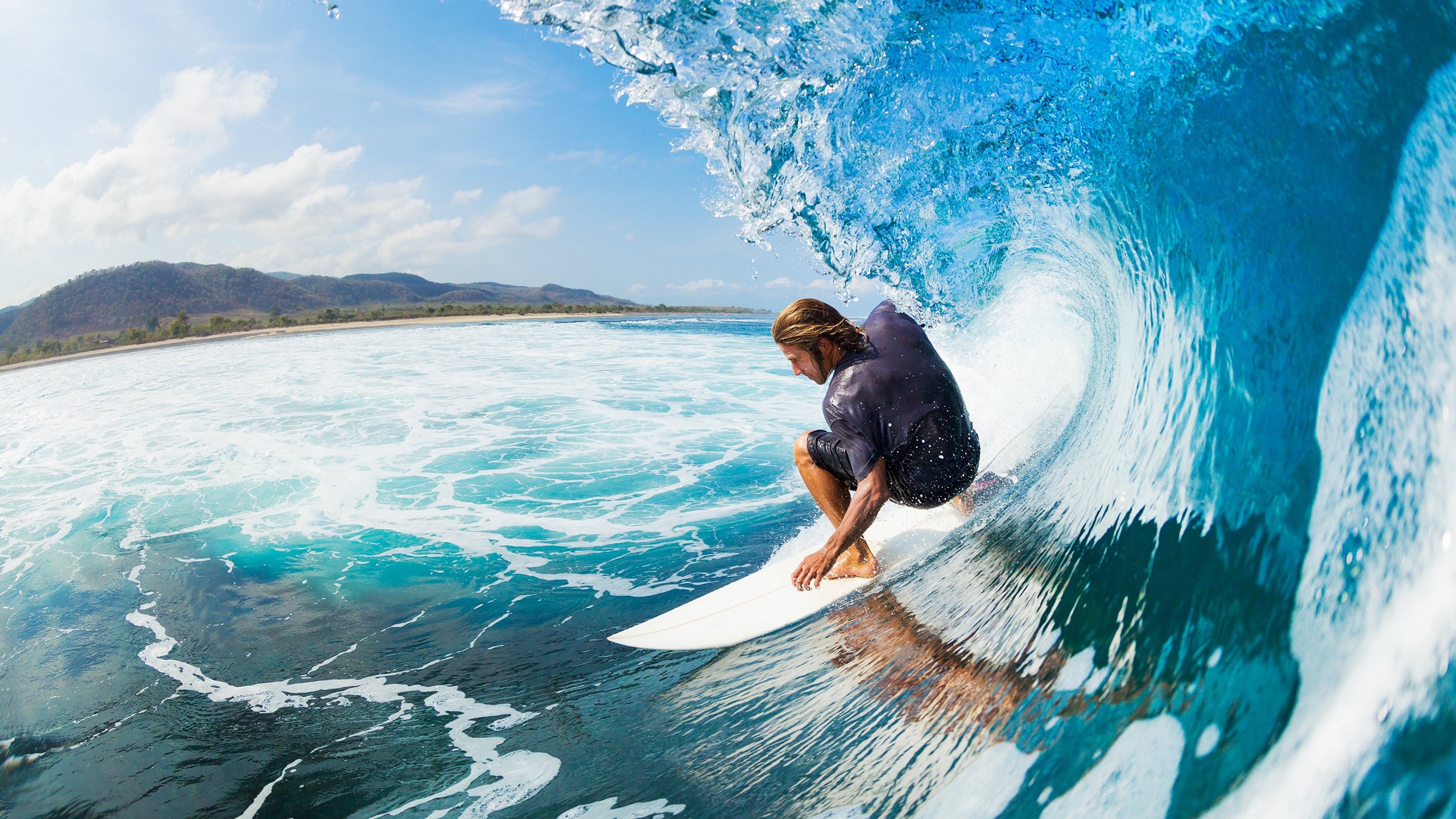 滑雪公开赛速度赛道项目竞争激烈，滑雪比赛赛道